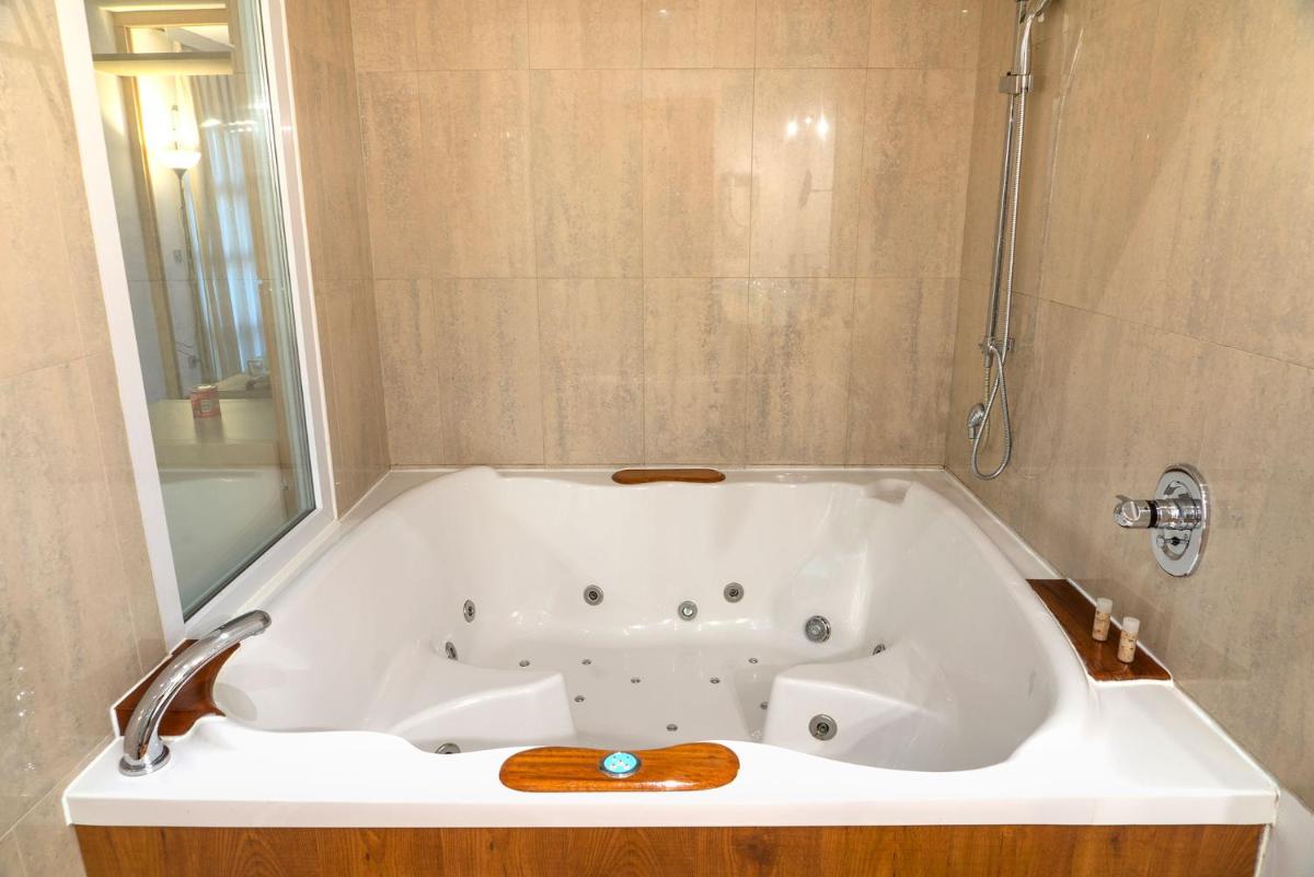 Un baño de Hotel Spa La Casa del Rector Almagro