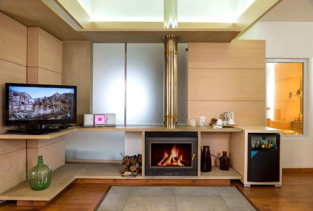 Una televisión o centro de entretenimiento en Hotel Spa La Casa del Rector Almagro