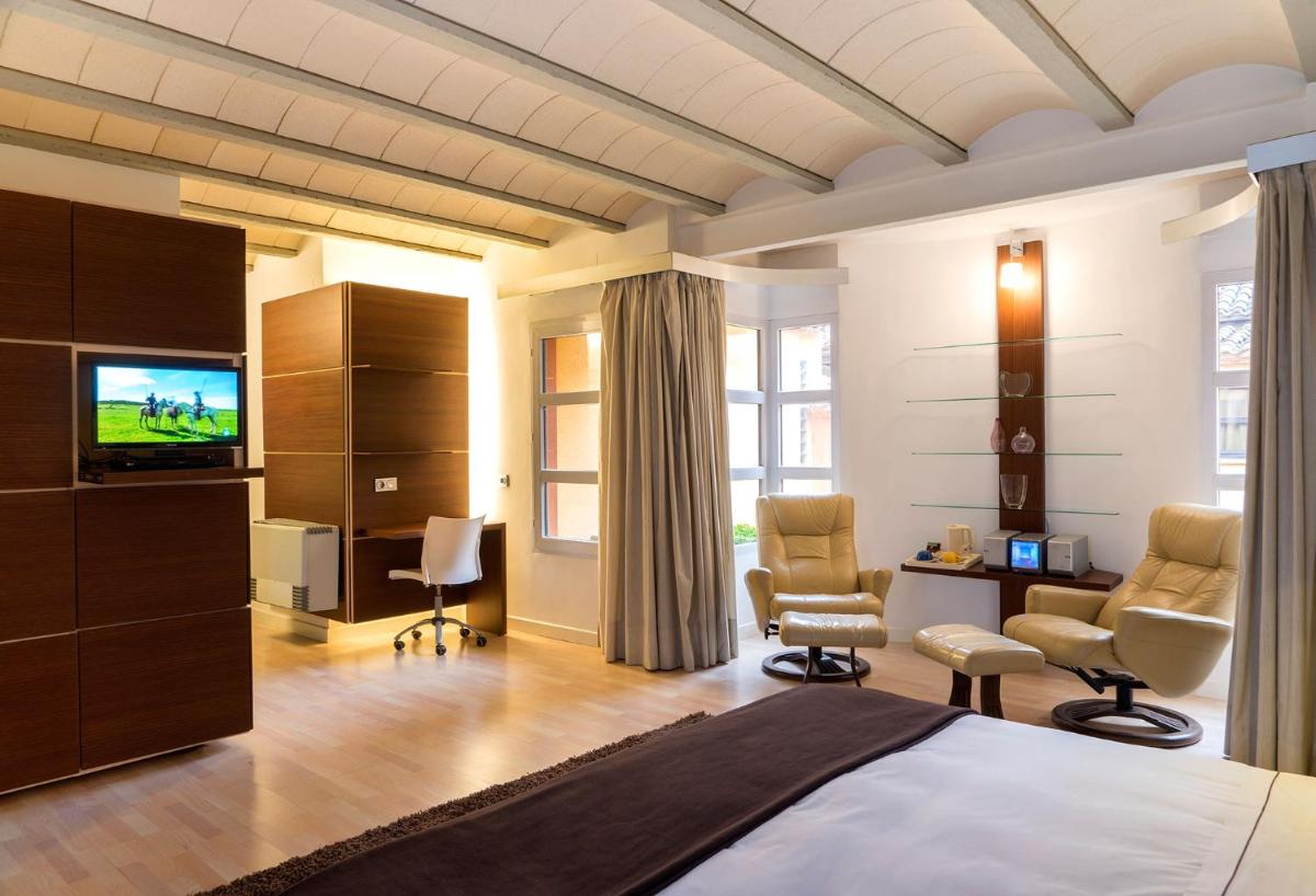 Una televisión o centro de entretenimiento en Hotel Spa La Casa del Rector Almagro