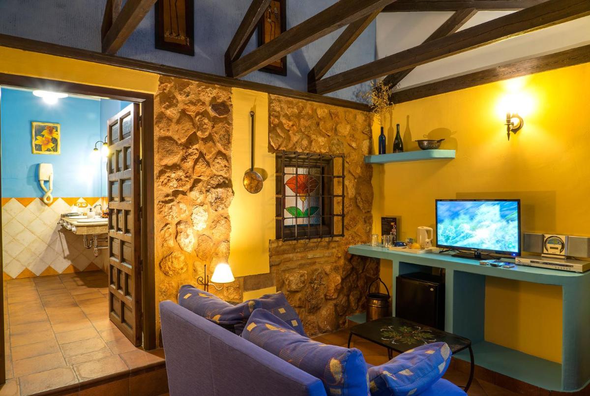 Una televisión o centro de entretenimiento en Hotel Spa La Casa del Rector Almagro