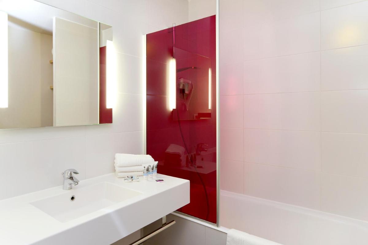 Salle de bains dans l'établissement Mercure Saint-Lary