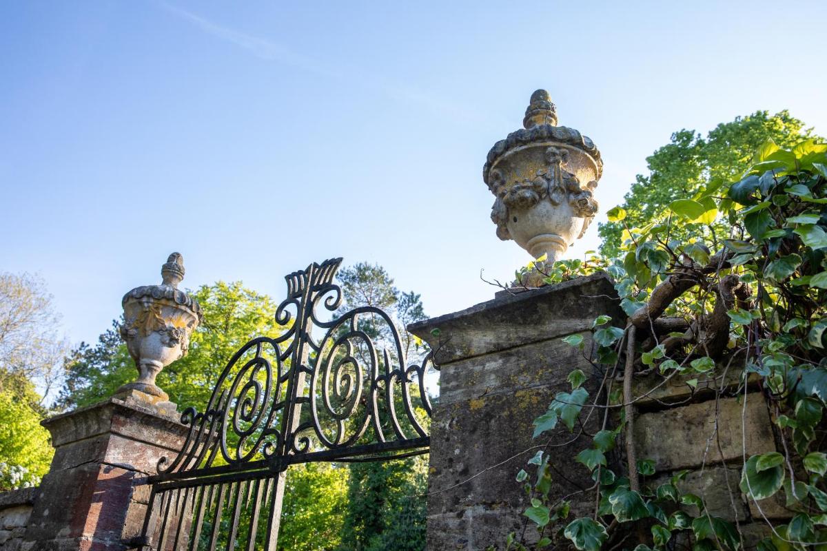 Burleigh Court Hotel - Housity