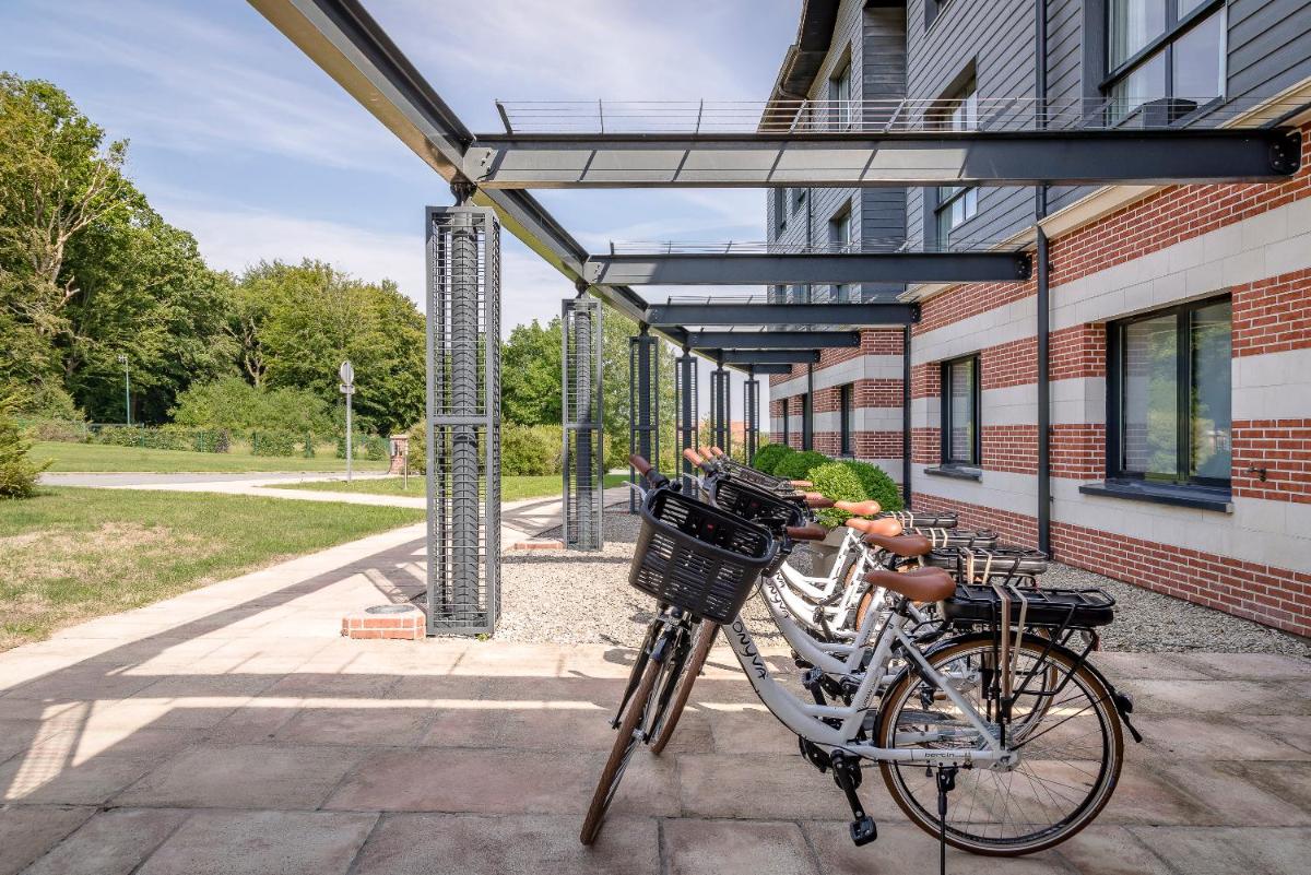 Vélo sur le terrain de l'établissement Hôtel du Golf ou dans les environs