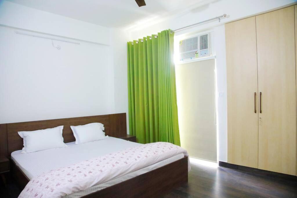 Suitetrails - COZY HOMESTAY - A SPACIOUS 2 BHK APARTMENT @ BANKS OF RIVER GANGA