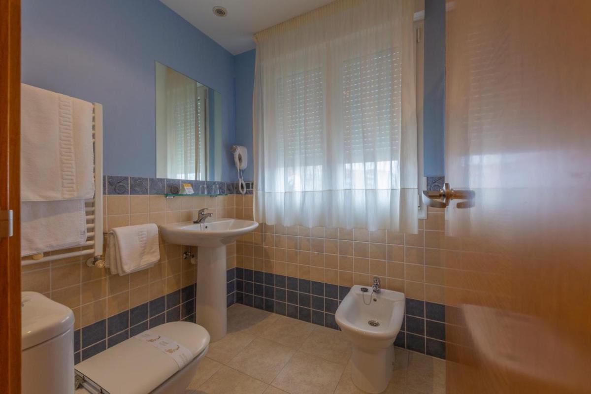 Hotel Playa de Laxe - Housity