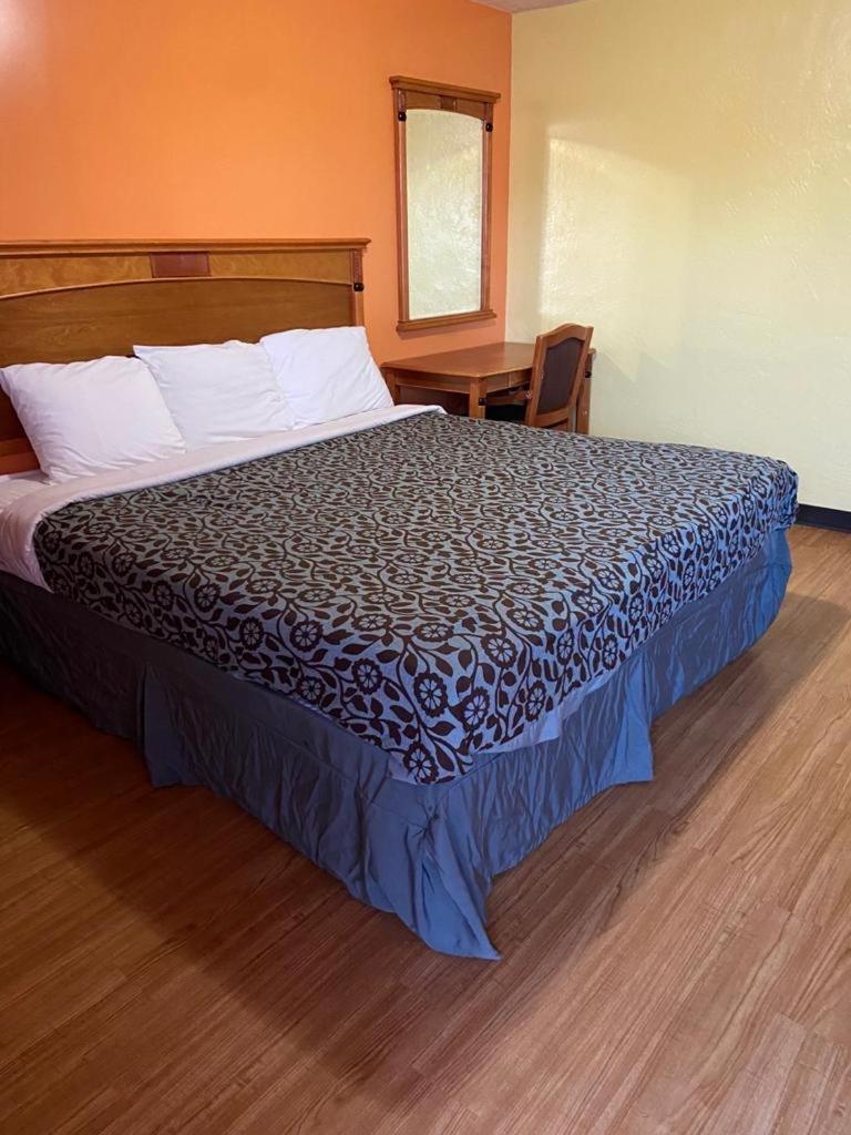 Lariat Motel - Housity