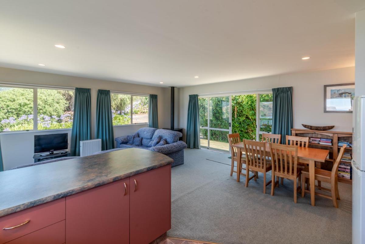 Seaview Outlook - Wainui Holiday Home - Housity