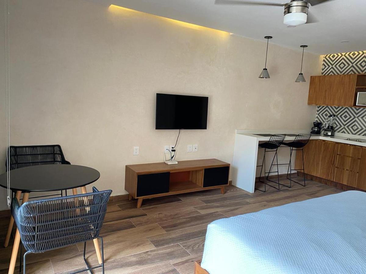 Studio with Jacuzzi, 24-7 Private Security - Housity