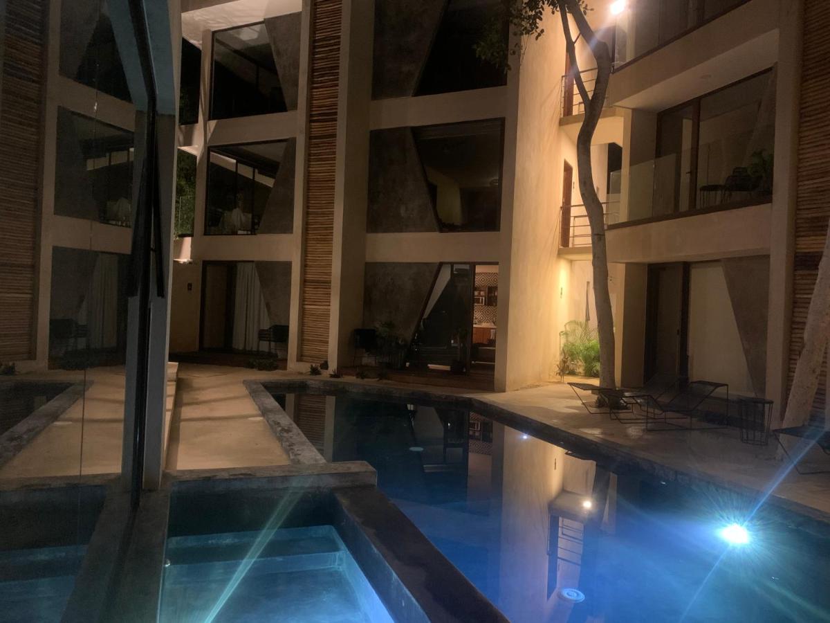Studio with Jacuzzi, 24-7 Private Security - Housity