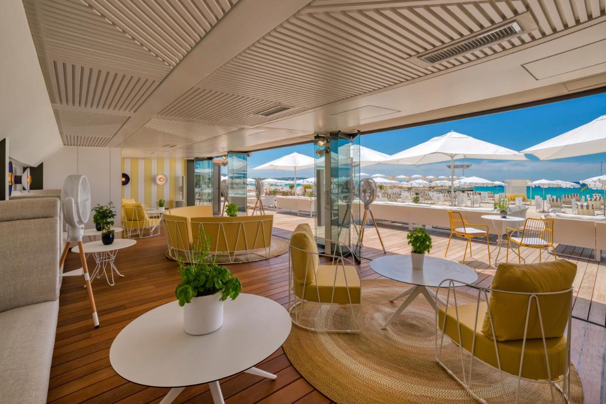 Coin salon dans l'établissement Carlton Cannes, a Regent Hotel