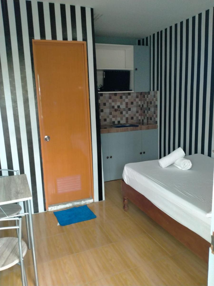DJCI Apartelle Walk to Robinson & NE Pacific Mall 3 Min to SM Cabanatuan - Housity