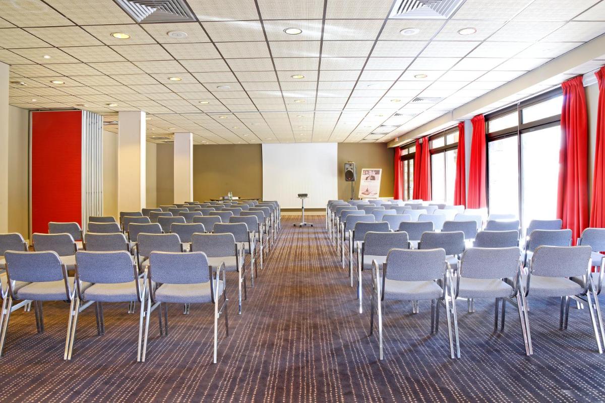 Espace de conférence ou salle de réunion dans l'établissement Mercure Saint-Lary