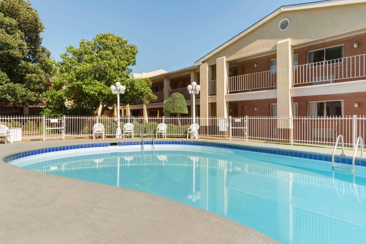 Days Inn by Wyndham Lawton - Housity