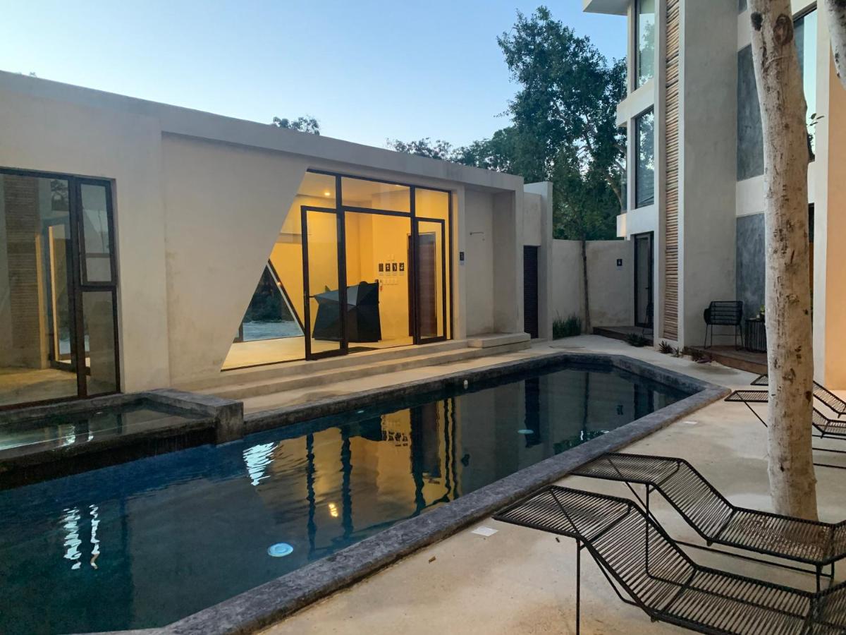 Studio with Jacuzzi, 24-7 Private Security - Housity