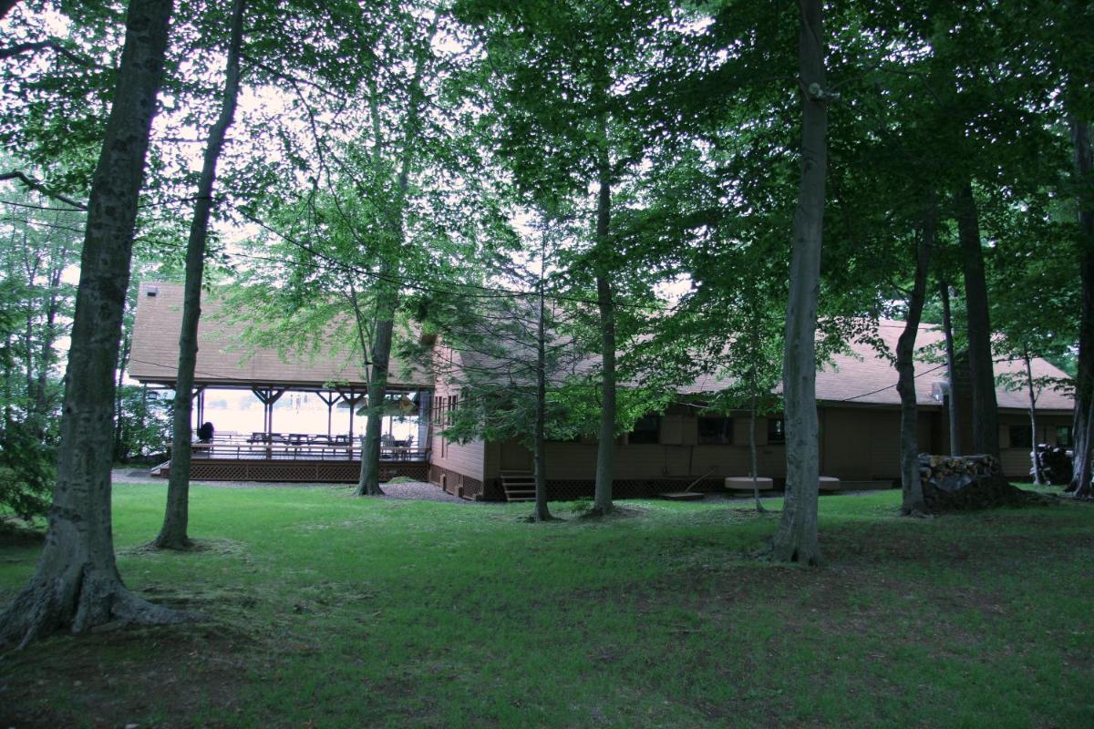 Cabin Deck House - Formidable Cabin in Laurel Island - Housity