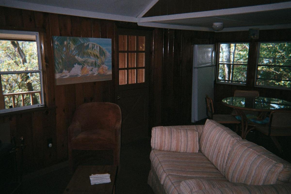 Cabin Deck House - Formidable Cabin in Laurel Island - Housity