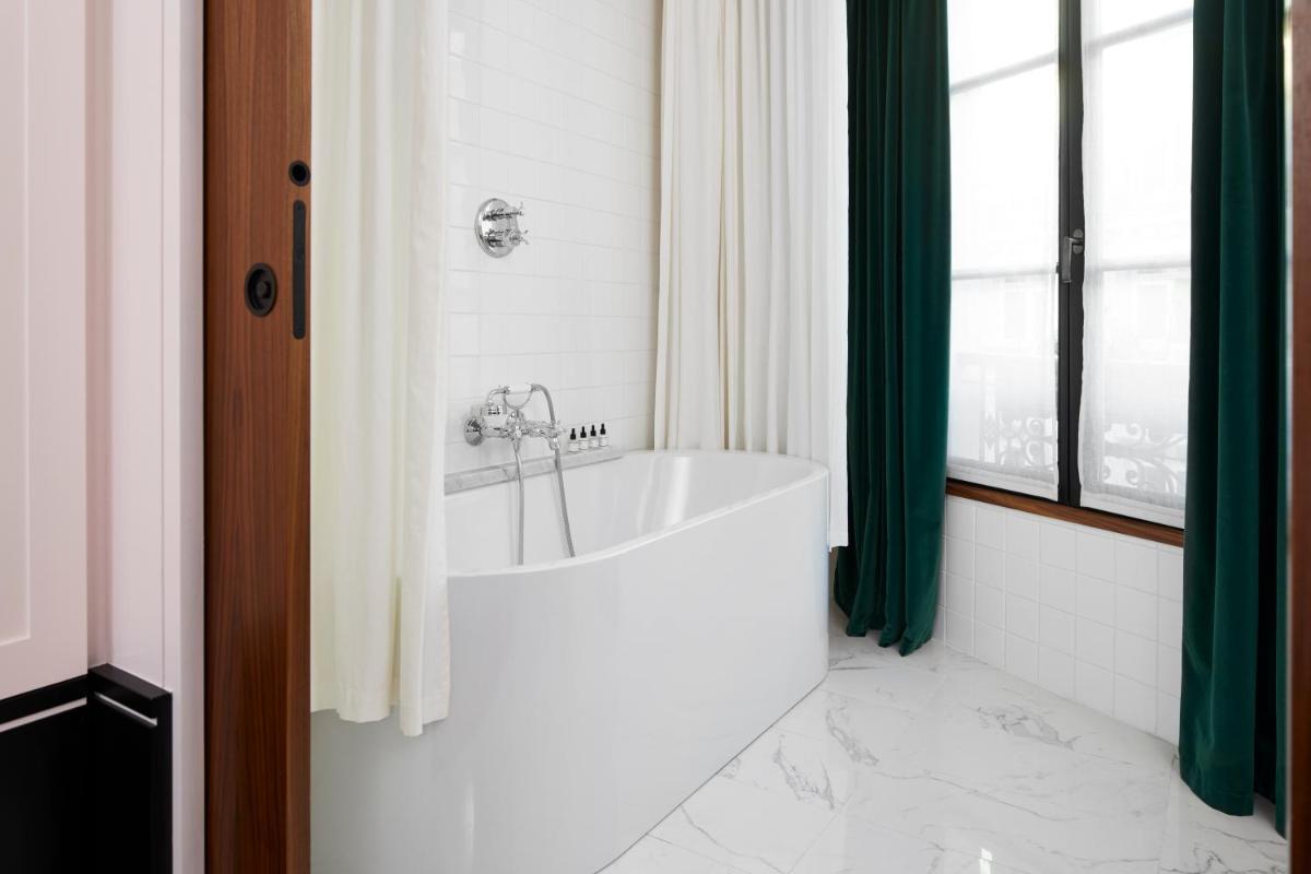 Salle de bains dans l'établissement Le Roch Hotel & Spa