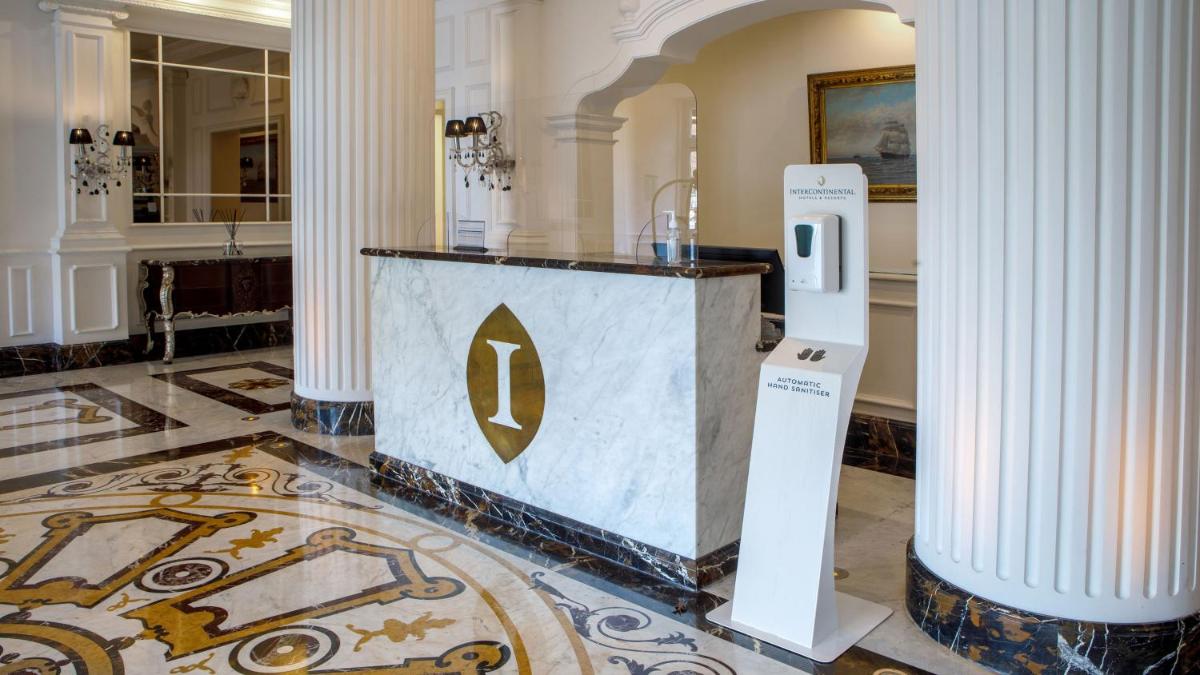 A área de receção ou átrio de InterContinental Porto - Palacio das Cardosas by IHG