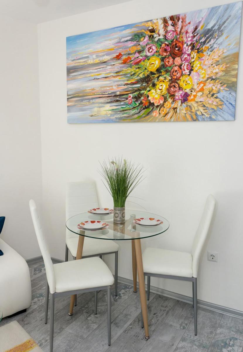 ACRYLIC & PASTEL Apartments - Housity