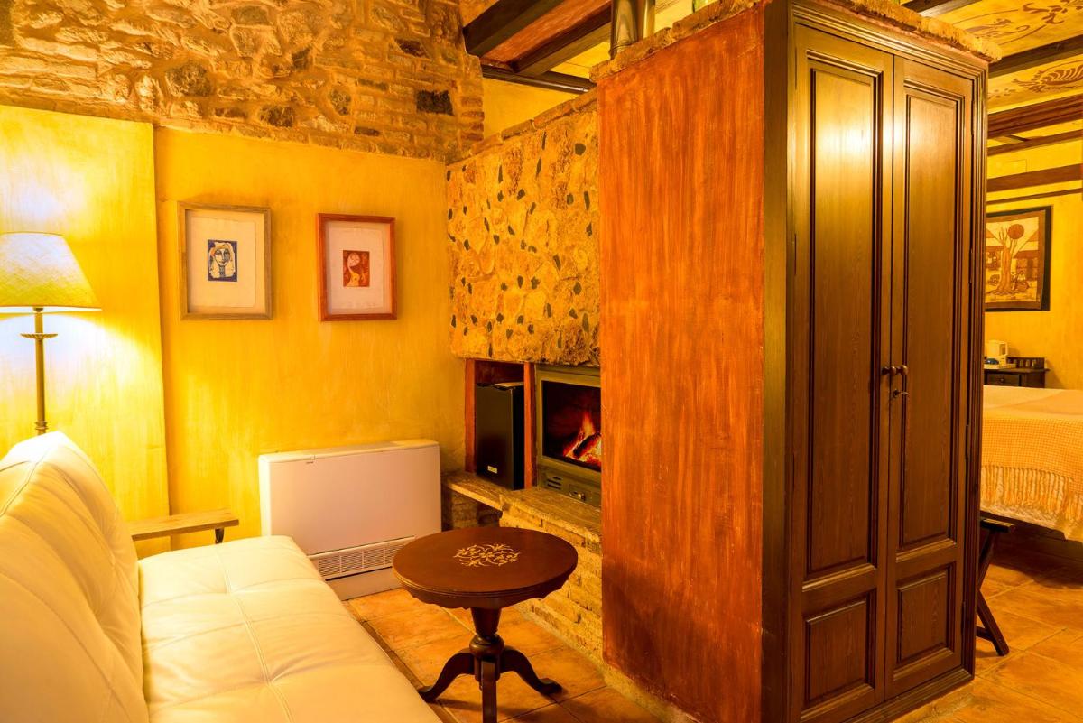 Una televisión o centro de entretenimiento en Hotel Spa La Casa del Rector Almagro