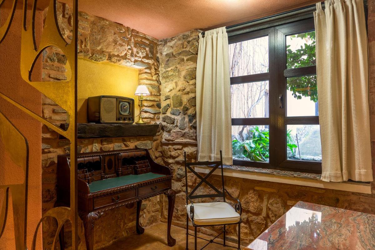 Una televisión o centro de entretenimiento en Hotel Spa La Casa del Rector Almagro