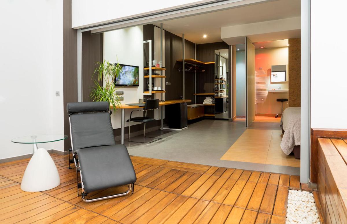 Una televisión o centro de entretenimiento en Hotel Spa La Casa del Rector Almagro