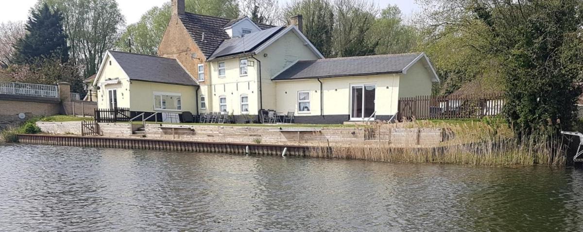 Cottage - Sleeps 3 Parking & Fishing - Housity