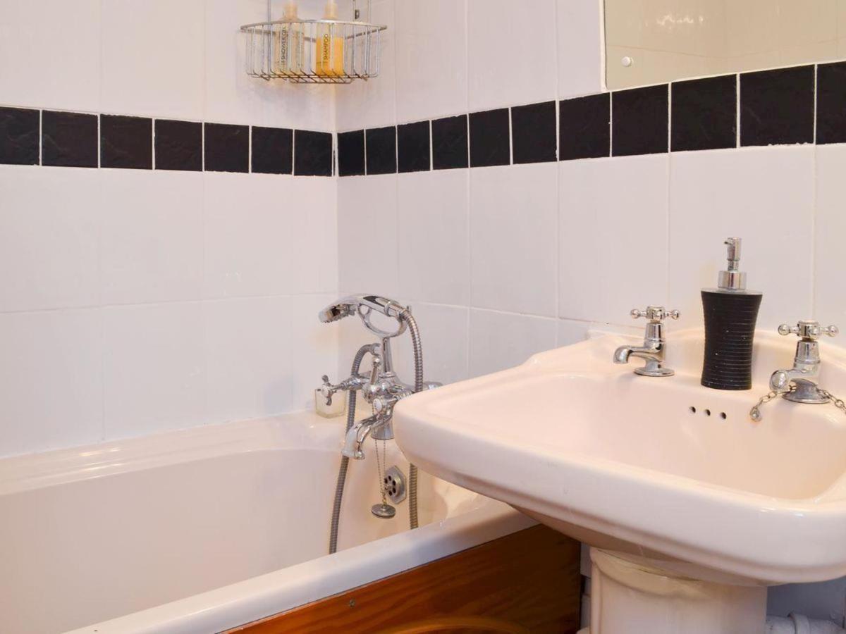 Cottage - Sleeps 3 Parking & Fishing - Housity