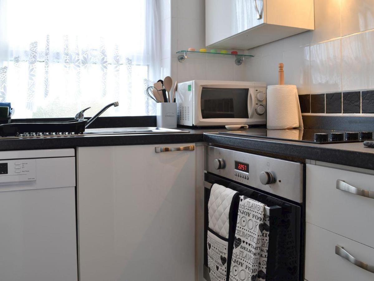 Cottage - Sleeps 3 Parking & Fishing - Housity