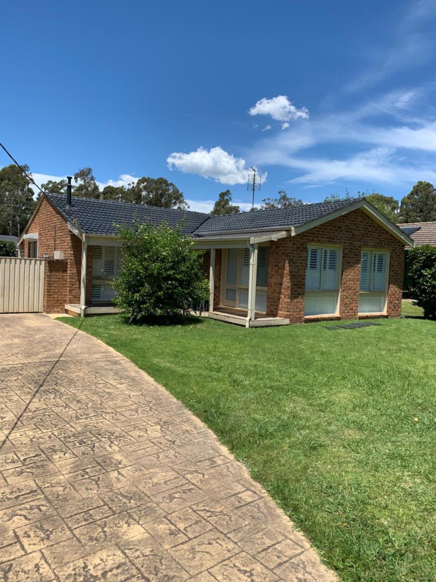 Large relaxing light filled room in Bowral - Housity