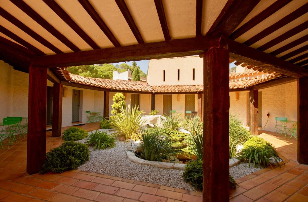 Jardin de l'établissement Auberge Val Moureze Hôtel & Spa