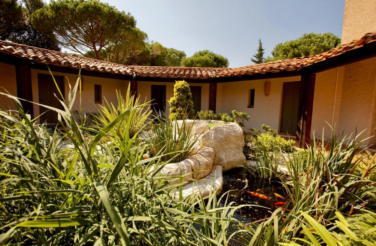 Jardin de l'établissement Auberge Val Moureze Hôtel & Spa