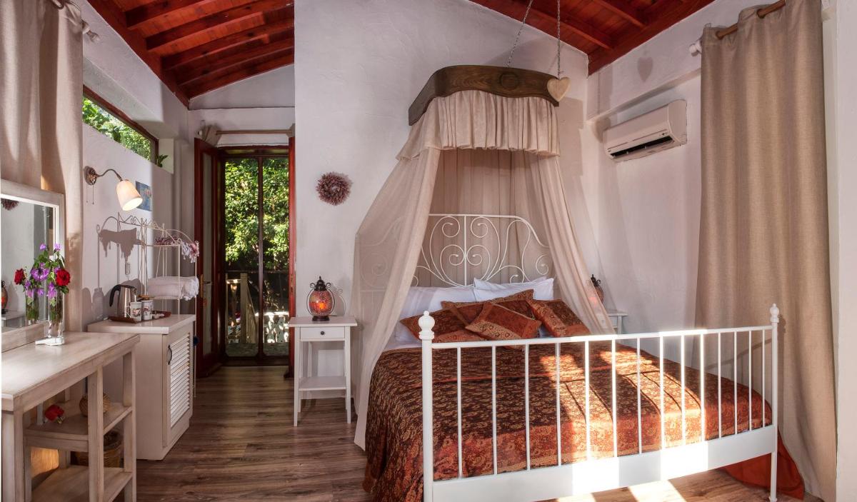 Nautical Hotel - Housity