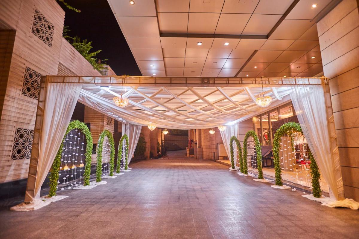an aisle at a hotel with a wedding ceremony at Crowne Plaza New Delhi Rohini by IHG in New Delhi an aisle at a hotel with a wedding ceremony at Crowne Plaza New Delhi Rohini by IHG in New Delhi