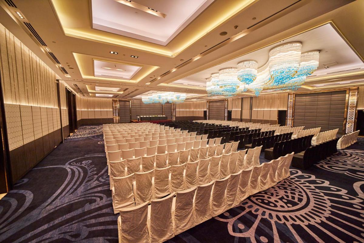 a conference room with a long row of chairs at Crowne Plaza New Delhi Rohini by IHG in New Delhi a conference room with a long row of chairs at Crowne Plaza New Delhi Rohini by IHG in New Delhi
