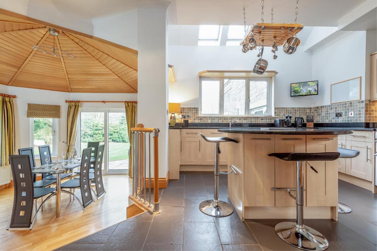 Luxury 6-bed house with pool - Housity