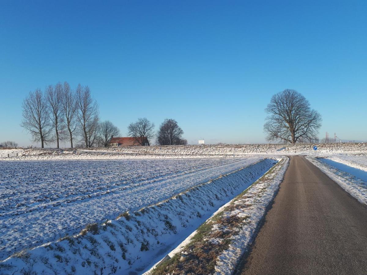 Bie Oans Oefje - Housity