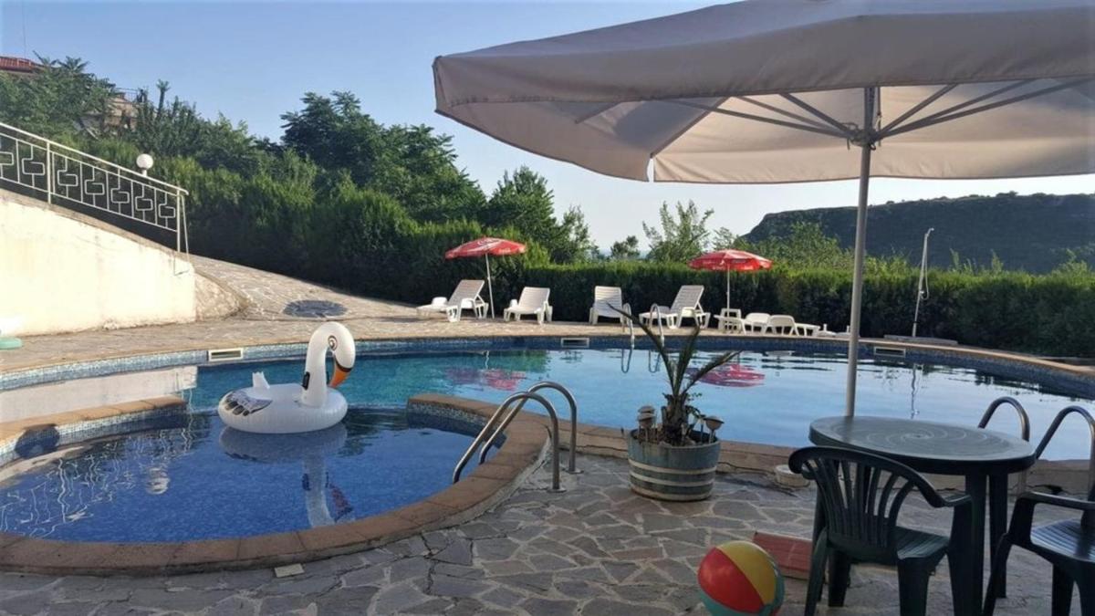 Stunning Beach Apart-Sleeps 5! Pool & Sea views! - Housity