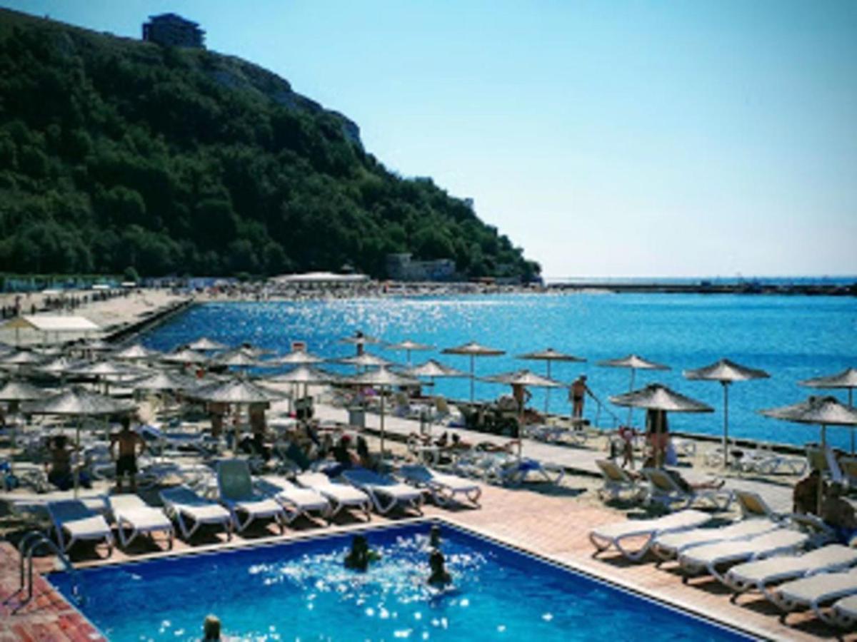 Stunning Beach Apart-Sleeps 5! Pool & Sea views! - Housity