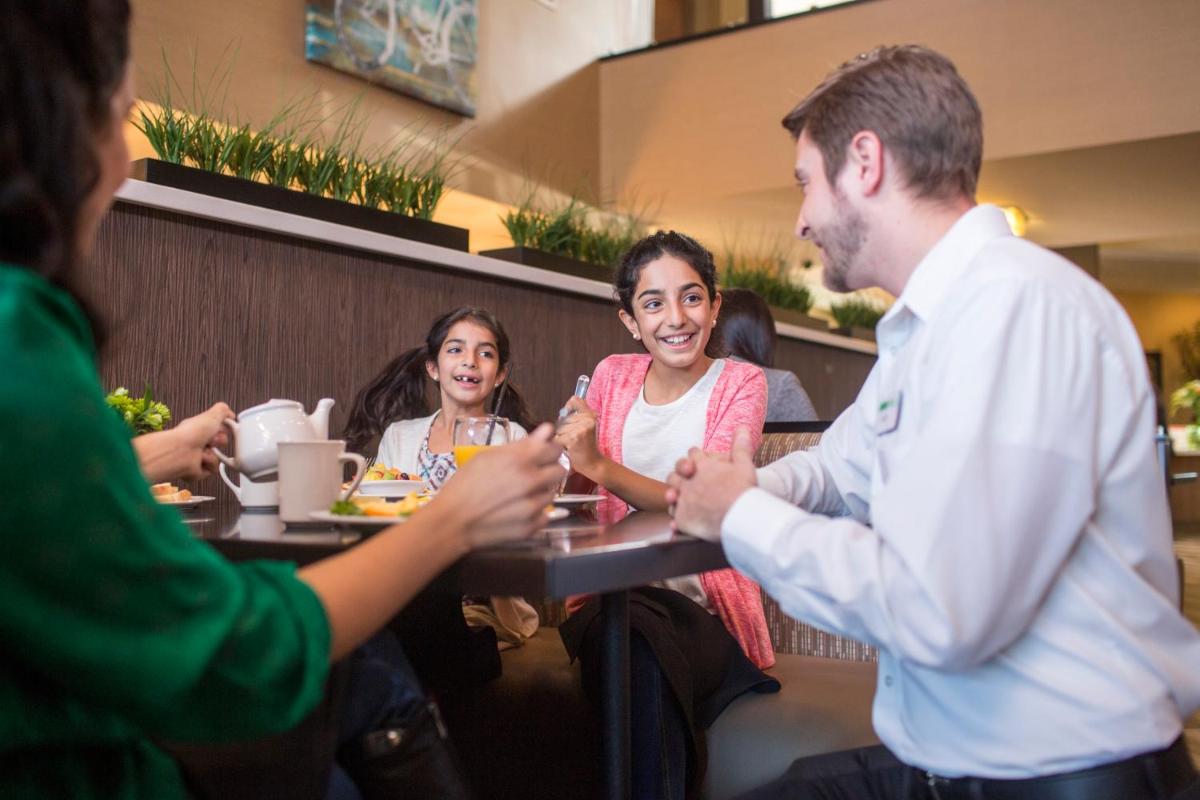 Holiday Inn Indianapolis - Airport Area N, an IHG - Housity
