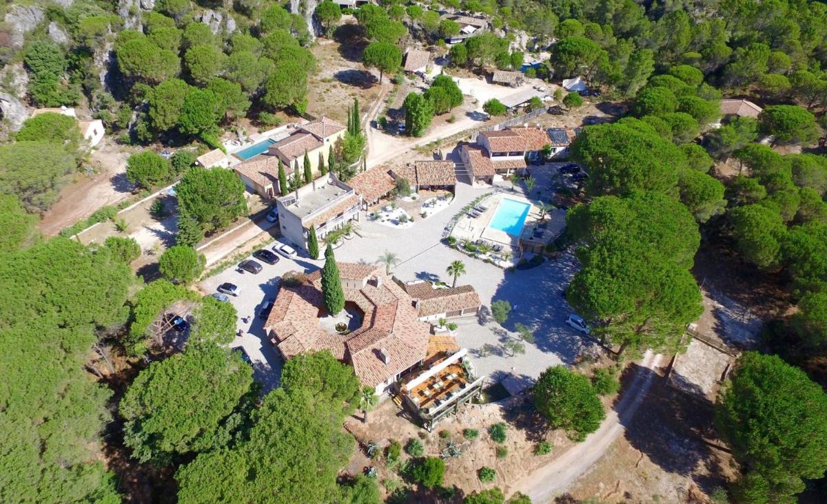 Piscine de l'établissement Auberge Val Moureze Hôtel & Spa ou située à proximité