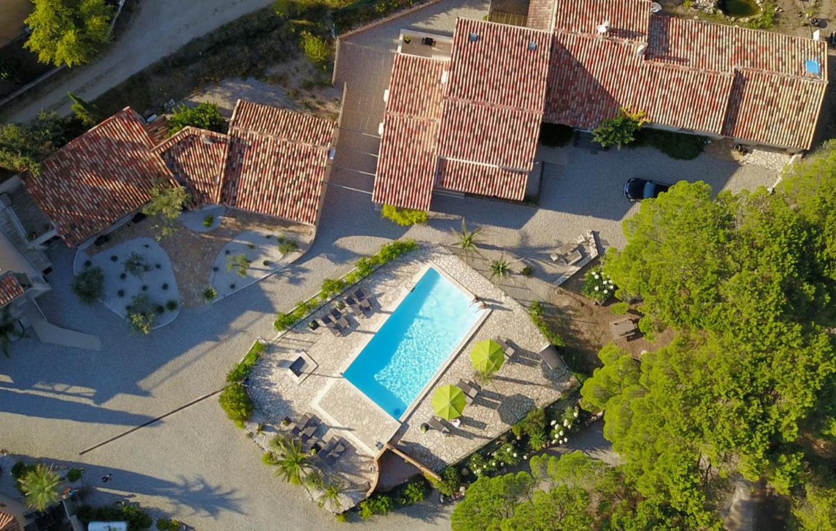 Piscine de l'établissement Auberge Val Moureze Hôtel & Spa ou située à proximité