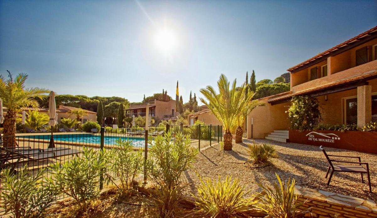 Piscine de l'établissement Auberge Val Moureze Hôtel & Spa ou située à proximité
