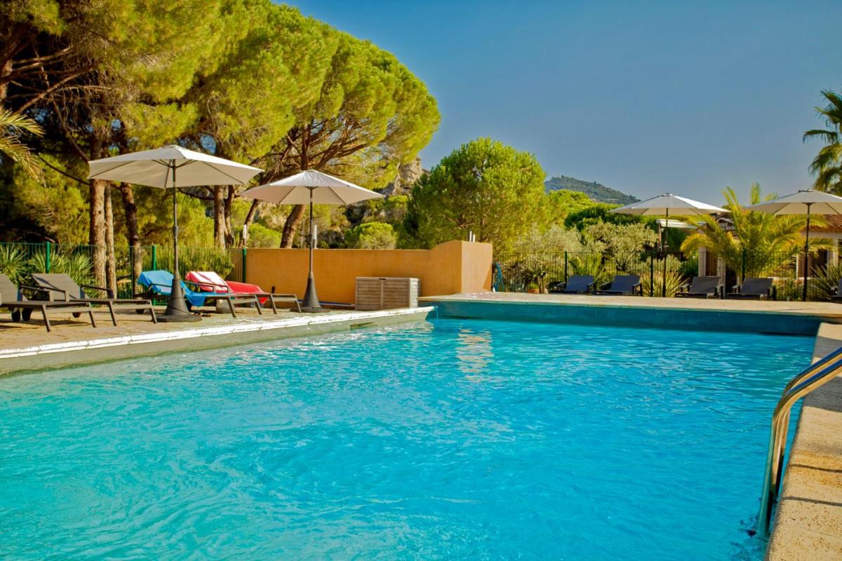 Piscine de l'établissement Auberge Val Moureze Hôtel & Spa ou située à proximité