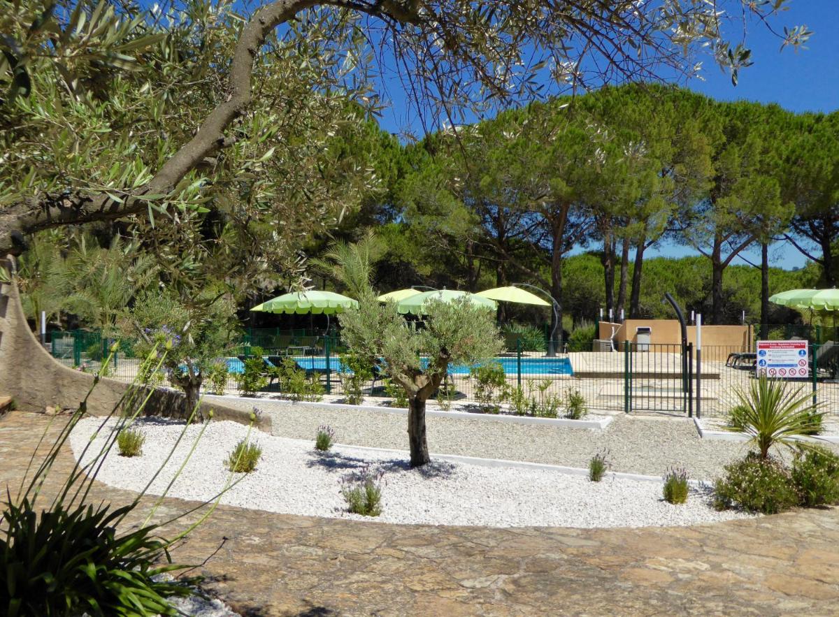 Piscine de l'établissement Auberge Val Moureze Hôtel & Spa ou située à proximité