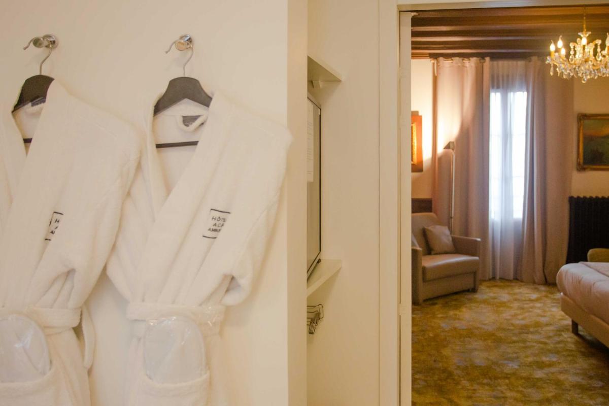 Un ou plusieurs lits dans un hébergement de l'établissement Hôtel Spa - Au Charme Rabelaisien