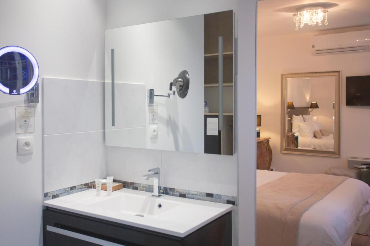 Un ou plusieurs lits dans un hébergement de l'établissement Hôtel Spa - Au Charme Rabelaisien