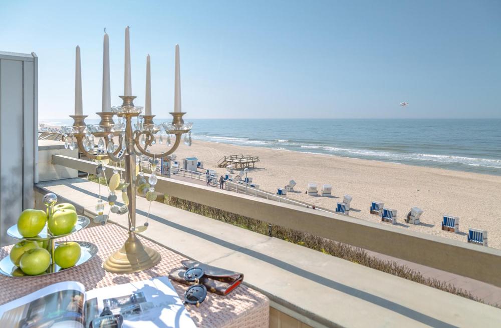 einen Tisch mit Blick auf den Strand in der Unterkunft Hotel Miramar in Westerland