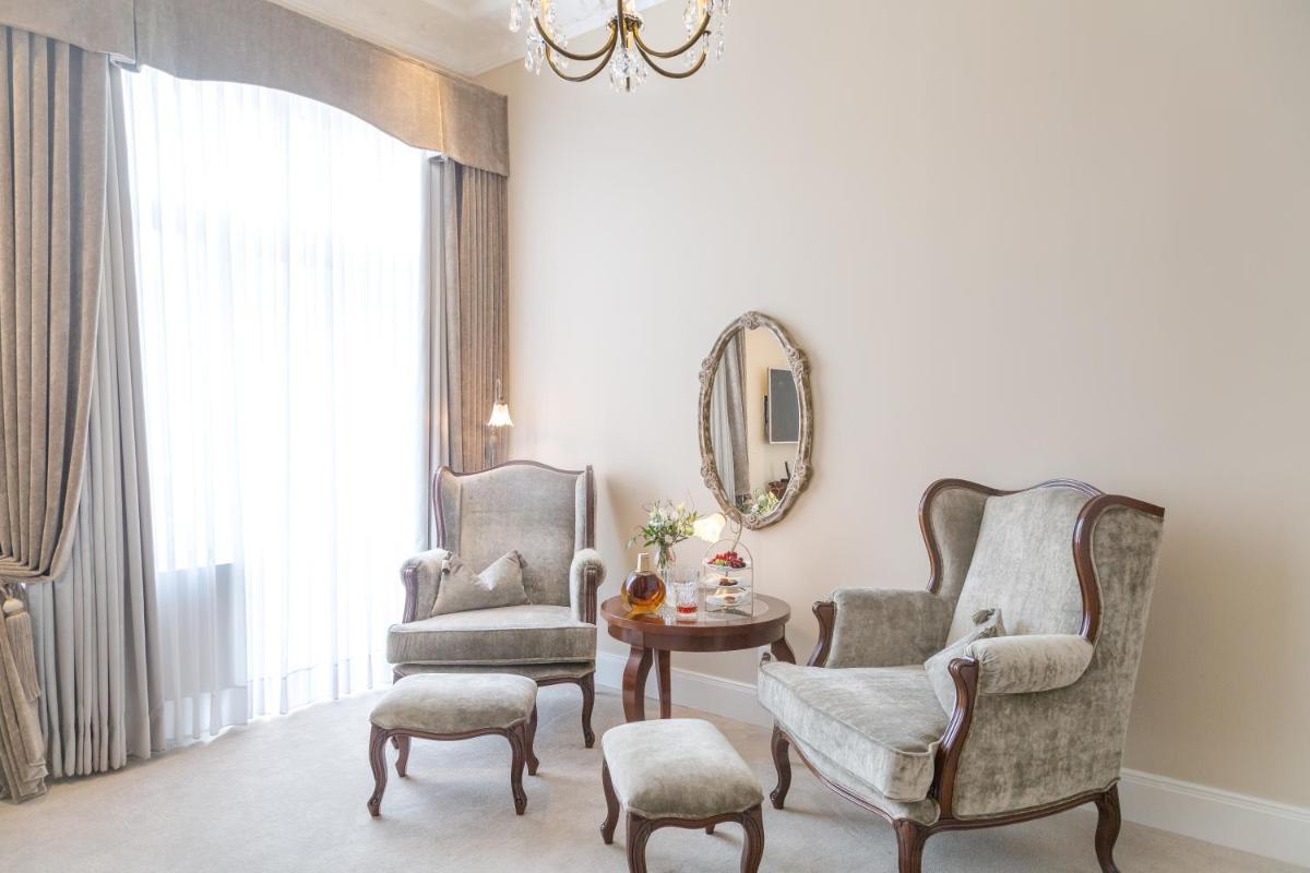 Ein Sitzbereich in der Unterkunft Hotel Miramar