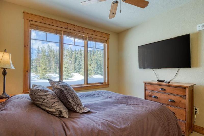 Private Family Friendly 2 Bedroom Townhome Located In East Keystone With Access To Free Shuttle Service - Housity